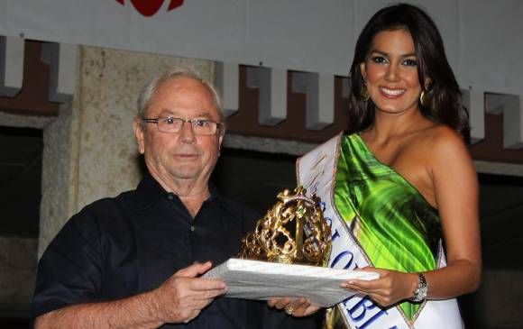 El joyero José Cesáero entregándole la corona a la Señorita Colombia 2010, Catalina Robayo. FOTO ARCHIVO COLPRENSA El joyero José Cesáero entregándole la corona a la Señorita Colombia 2010, Catalina Robayo. FOTO ARCHIVO COLPRENSA