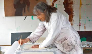 La maestra en su estudio preparando el papel de colgadura. Foto Diego García-Moreno, cortesía de la Dirección de Patrimonio Cultural Unal. La maestra en su estudio preparando el papel de colgadura. Foto Diego García-Moreno, cortesía de la Dirección de Patrimonio Cultural Unal.