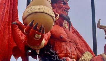 El Diablo siempre lleva un calabazo, como símbolo de las tradiciones indígenas. Foto: Freddy López García. El Diablo siempre lleva un calabazo, como símbolo de las tradiciones indígenas. Foto: Freddy López García.