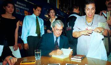 Vargas Llosa vino a Medellín cuando todavía no era Nobel, en 1999. Foto: Archivo EC Vargas Llosa vino a Medellín cuando todavía no era Nobel, en 1999. Foto: Archivo EC