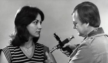 Foto de 1976. Vacuna administrada con un dispositivo conocido como “Ped-O-Jet®”, durante la campaña nacional de vacunación contra la gripe porcina en Estados Unidos. Foto: CDC vía Unsplash Foto de 1976. Vacuna administrada con un dispositivo conocido como “Ped-O-Jet®”, durante la campaña nacional de vacunación contra la gripe porcina en Estados Unidos. Foto: CDC vía Unsplash