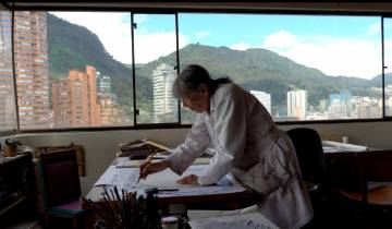 La maestra Beatriz en su estudio en Bogotá. Foto Diego García-Moreno, cortesía de la Dirección de Patrimonio Cultural Unal. La maestra Beatriz en su estudio en Bogotá. Foto Diego García-Moreno, cortesía de la Dirección de Patrimonio Cultural Unal.