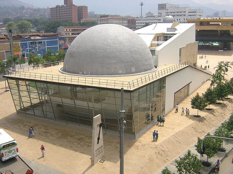 800px-planetario2-medellin