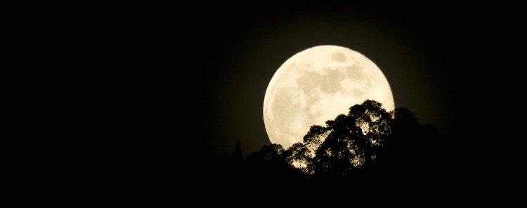 Salida de la Luna Llena en el mes de Septiembre. La foto es de nuestro amigo Pedro Zuluaga, quien no se pierde la fiesta. El telescopio utilizado fue un Orión de 8 pulgadas, newtoniado, de nuestro amigo Jesús David Llano. Todos ponemos para esta fiesta del disfrute.