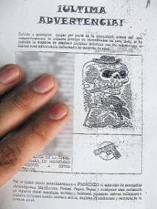 El panfleto con la lista de nombres y los alias.