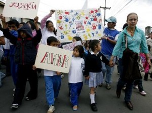 Cientos de personas marcharon en Chía, condenando este crimen. Foto de Reuters.