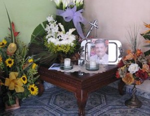 Altar a la memoria de Mario en su vivienda.