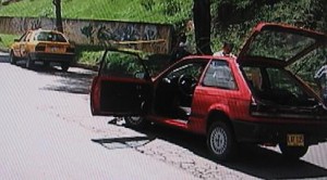 Aquí se aprecia el taxi contra el cual chocó el Mazda.