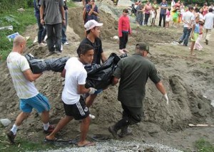 La comunidad colaboró en la extracción del primer cuerpo.