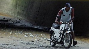 La motocicleta encontrada en la zona. Foto de Róbinson Sáenz.