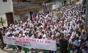 El pueblo marchó protestando contra el acto violento.