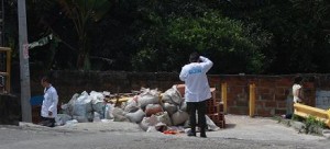 Entre estos bultos hallaron a la víctima, en Villa Hermosa.