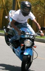 Yeison en su moto 'Victor'.