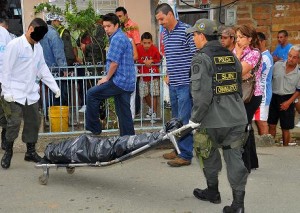 Inspección a los cadáveres de las ancianas. Foto de Stephen Arboleda.