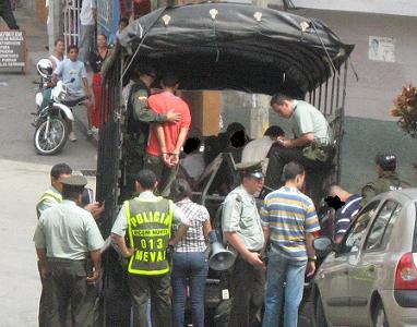 En este camión montaron a los detenidos.