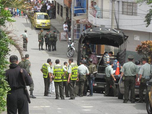 Los cinco detenidos de Bello fueron montados en este camión, ante muchos testigos. Ya están sueltos.