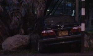 Contra estas piedras se estrelló el carro, al borde de una canalización.