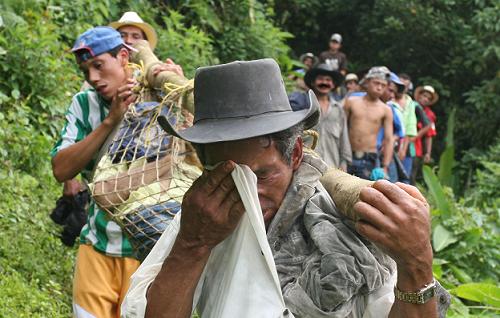 Una penosa marcha fúnebre bajó los cuerpos desde la vereda Cuchillón al casco urbano. Foto de Donaldo Zuluaga.