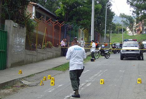 Los sicarios dispararon más de diez veces frente a la entrada del colegio.