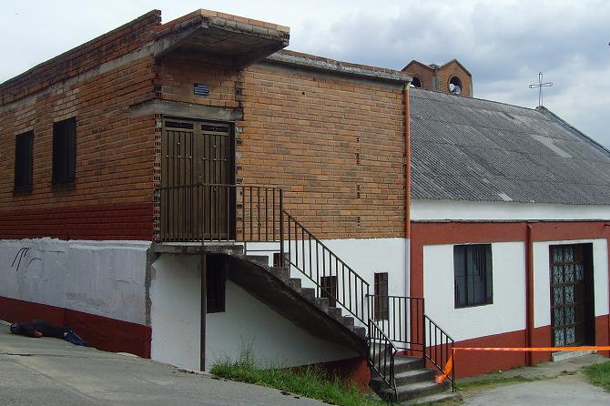 Uno de los cadáveres quedó al costado izquierdo de la casa cural.