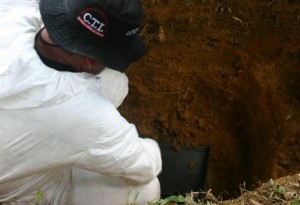 Exhumación de las fosas de Ana Alicia y su niño, en el caserío La Esperanza.