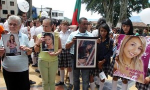 Las familias de las jóvenes, durante una marcha en la que clamaron justicia.