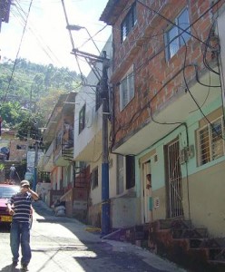 En el segundo piso con fachada de ladrillos ocurrió el doble homicidio.