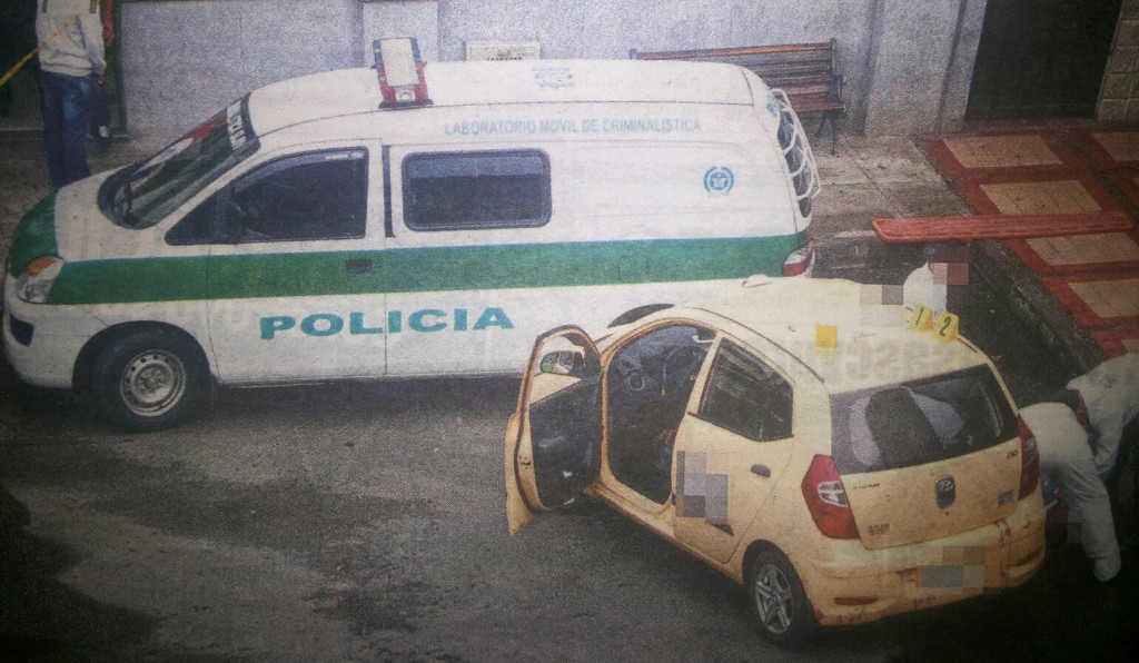 En este taxi montaron los dos cadáveres, sin que hasta ahora se sepa dónde se perpetraron los asesinatos. Cortesía Q'Hubo.