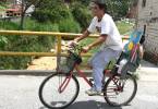 El pintor Adolfo Caro pasea a su hijo en una bicicleta. FOTO: EL COLOMBIANO