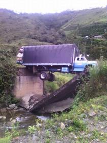 Camión quedó colgando de puente en Carmen de Atrato, Chocó - El Colombiano