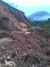 Vía Yolombó - Yalí cerrada por derrumbe de tierra - El Colombiano