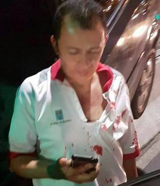 El agente de tránsito terminó con su camisa manchada de sangre. FOTO CORTESÍA El agente de tránsito terminó con su camisa manchada de sangre. FOTO CORTESÍA