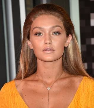Gigi Hadid, nombrada como una de las 12 mejores cuerpos de Sports Illustrated en 2014, es una fiel seguidora del <i>Fishgape</i>. Gigi Hadid, nombrada como una de las 12 mejores cuerpos de Sports Illustrated en 2014, es una fiel seguidora del <i>Fishgape</i>.