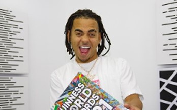 Ozuna y el hombre más pequeño del mundo en el Libro de los Guinness Récords Ozuna y el hombre más pequeño del mundo en el Libro de los Guinness Récords