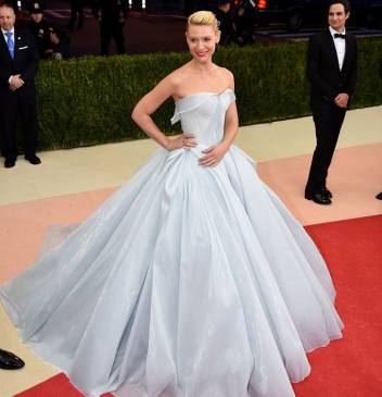 Claire Danes y el vestido que brillaba en la oscuridad. Firmado por Zac Pozen en 2016. FOTO AFP Claire Danes y el vestido que brillaba en la oscuridad. Firmado por Zac Pozen en 2016. FOTO AFP
