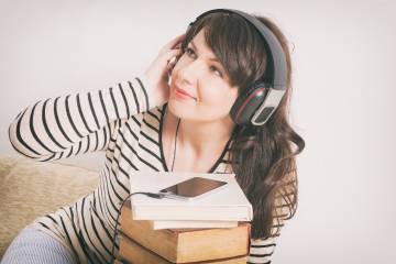 Escuchar audiolibros, pódcast, radio y más es compañía en cuarentena Escuchar audiolibros, pódcast, radio y más es compañía en cuarentena