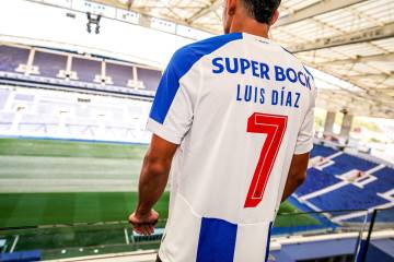Luis Díaz ya posa con la camiseta del Porto Luis Díaz ya posa con la camiseta del Porto