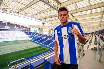Luis Díaz ya posa con la camiseta del Porto Luis Díaz ya posa con la camiseta del Porto