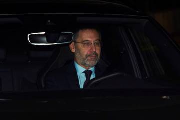 Bartomeu, presidente del Barcelona, presenta renuncia; también toda su junta directiva Bartomeu, presidente del Barcelona, presenta renuncia; también toda su junta directiva