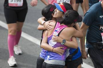 Vea las imágenes del río humano que engalanó la Maratón Medellín Vea las imágenes del río humano que engalanó la Maratón Medellín