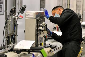 De hacer carros a fabricar tapabocas De hacer carros a fabricar tapabocas