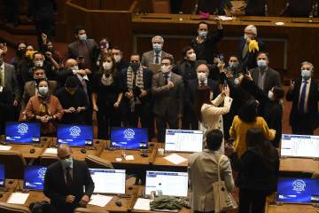 Renuncia de diputados oficialistas en Chile tras aprobación de reforma que permite retirar pensiones Renuncia de diputados oficialistas en Chile tras aprobación de reforma que permite retirar pensiones