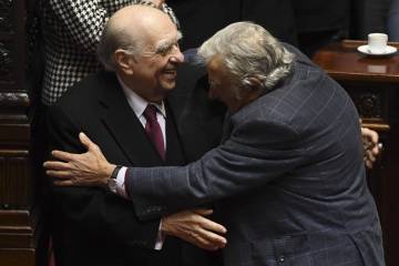 José Mujica y Julio María Sanguinetti, expresidentes de Uruguay, renuncian al Senado José Mujica y Julio María Sanguinetti, expresidentes de Uruguay, renuncian al Senado