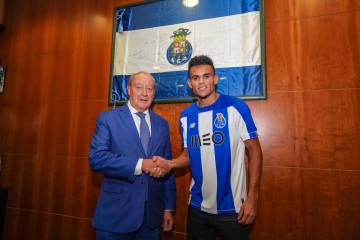 Luis Díaz ya posa con la camiseta del Porto Luis Díaz ya posa con la camiseta del Porto