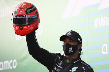 Hamilton recibió el casco de Schumacher de manos de su hijo tras igualar las 91 victorias Hamilton recibió el casco de Schumacher de manos de su hijo tras igualar las 91 victorias