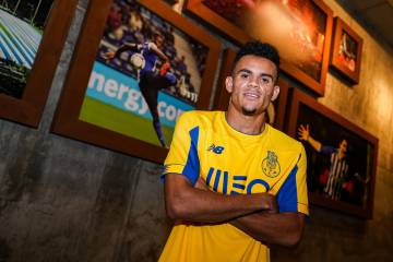 Luis Díaz ya posa con la camiseta del Porto Luis Díaz ya posa con la camiseta del Porto