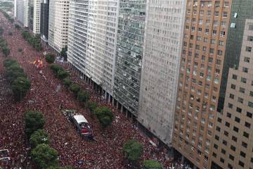 Flamengo se da un baño de masas en Rio de Janeiro Flamengo se da un baño de masas en Rio de Janeiro