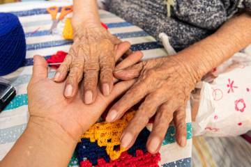 ¿Por qué los mayores deben estar en casa? ¿Por qué los mayores deben estar en casa?