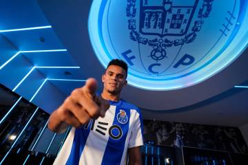 Luis Díaz ya posa con la camiseta del Porto Luis Díaz ya posa con la camiseta del Porto