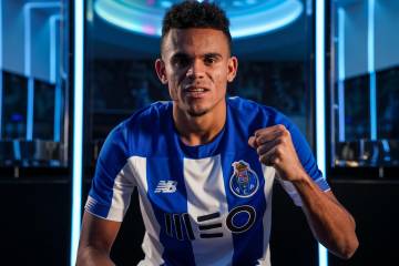 Luis Díaz ya posa con la camiseta del Porto Luis Díaz ya posa con la camiseta del Porto